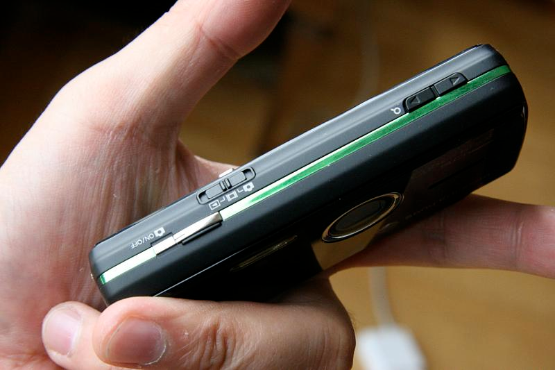 Illustration for article titled Lightning Review: Sony Ericsson K850i CyberShot Phone (Verdict: Almost Usable, But Not Quite)